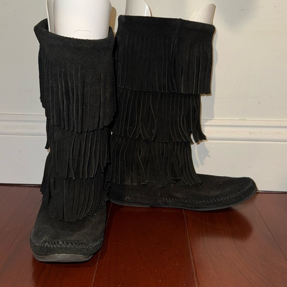 Minnetonka Women's 3-Layer Fringe Boot, Black - Pristine Condition - Picture 1 of 5
